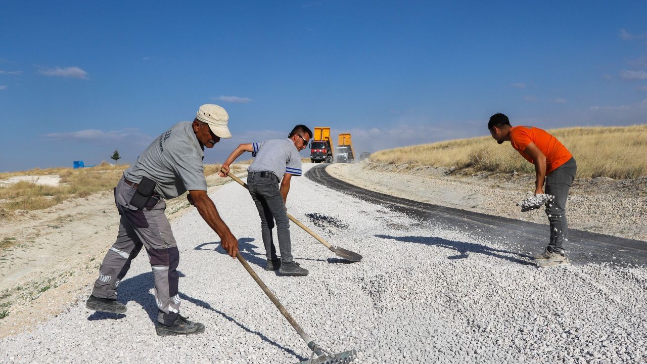 Eskişehir Büyükşehir Belediyesi ekipleri Günyüzü’nde yol çalışmalarını sürdürüyor