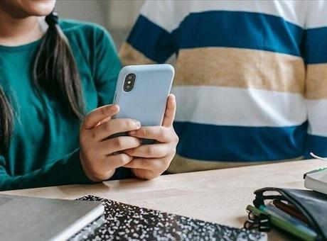 Fransa’daki okullarda telefon yasağı başladı: Sistem nasıl işliyor?